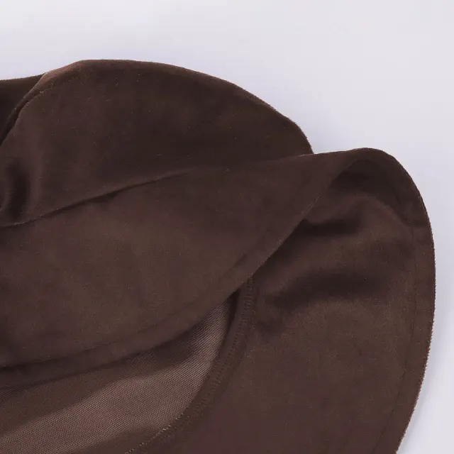 Mittelalterlicher Tudor-Barett-Hut mit flachem Kopfteil und Veloursleder-Optik Detail 24