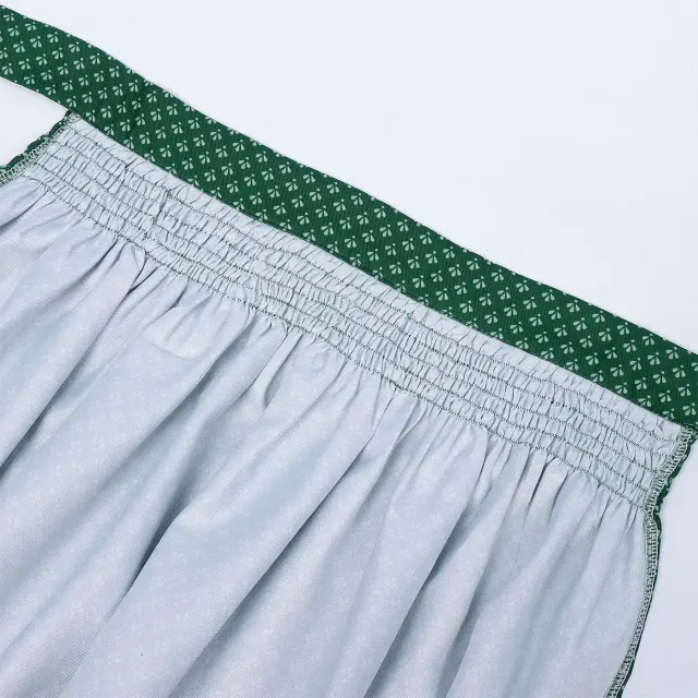 detalle de Disfraz cosplay de tres piezas para mujer con vestido de camarera de Oktoberfest y delantal de encaje 17