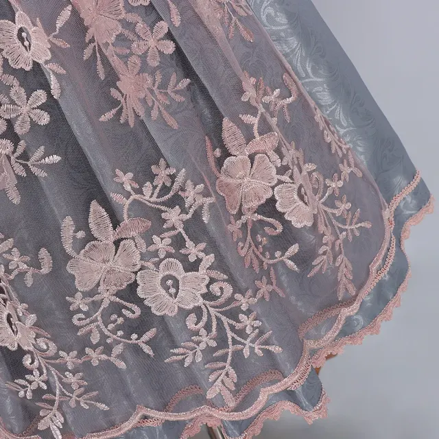 Damen-Oktoberfest-Dirndl mit Vintage-Spitze und Schnür-Mieder Detail 3
